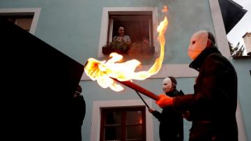 AP PHOTOS: Czechs hold noisy Easter procession amid pandemic