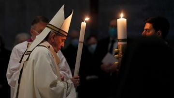 Pope urges hope amid 'darkness' of pandemic in Easter vigil