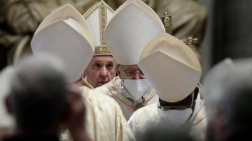 Singing hymns through masks, Christians mark pandemic Easter