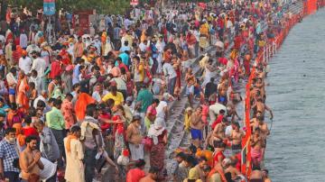 Huge gatherings at India's Hindu festival as virus surges