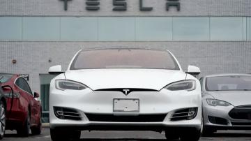 NTSB: Tesla owner got into driver's seat before deadly crash