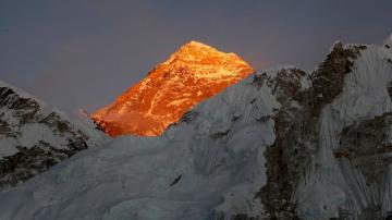 1 Swiss, 1 American die on Everest in year's 1st casualties