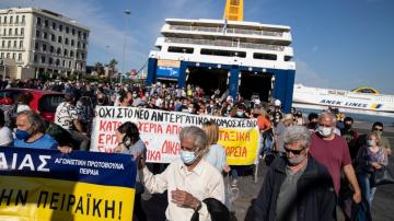 Striking seamen in Greece temporarily disrupt ferry services