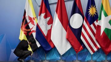 China hosts Southeast Asian ministers as it competes with US