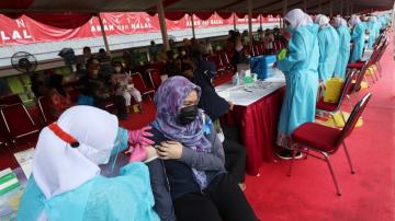 Indonesia holds mass vaccination to scale up virus fight