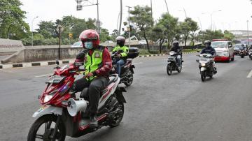 AP PHOTOS: Bikers clear Indonesian streets for ambulances