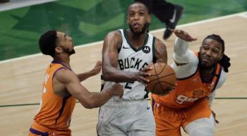 Middleton’s clutch shooting leads Bucks past Suns in Game 4 to tie Finals