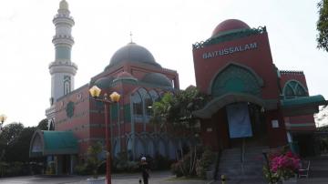 Indonesian Muslims mark grim Eid amid devastating virus wave