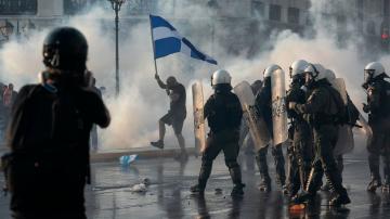 Greece: Tear gas fired during protest of vaccine mandate