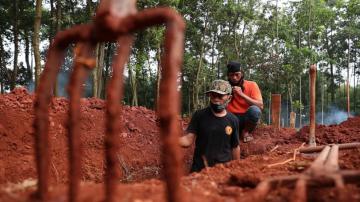 AP PHOTOS: Volunteers help gravediggers in Indonesia
