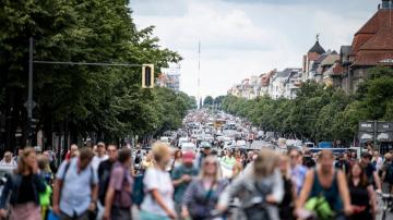 Crowds in Berlin defy ban, protest coronavirus restrictions