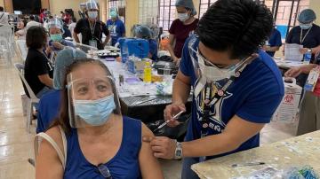 Thousands jam Philippine vaccination sites over false news