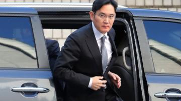 Samsung's Lee appears at trial ahead of parole release