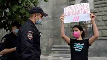 Russian police detain journalists who back media freedom