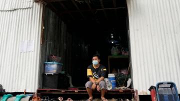 Volunteer groups help poorest survive Thailand's worst surge