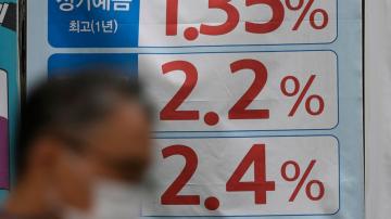 Asian shares mixed as investors mull US data