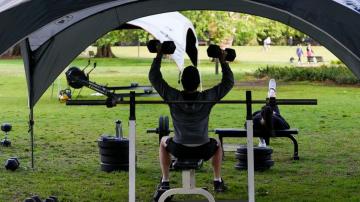 AP PHOTOS: Trainers beat Sydney lockdown with outdoor gyms