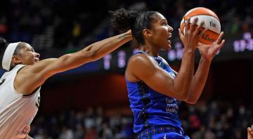 Alyssa Thomas leads Sun to win over Sky to even series