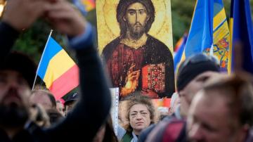 Far-right protesters in Romania reject virus restrictions
