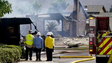 At least 2 dead in California plane crash that burned homes