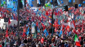 Tens of thousands demonstrate in Rome against neo-fascists