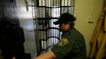Judge: Certain California prison guards must be vaccinated
