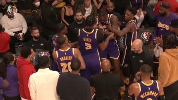 Tempers flare between Anthony Davis and Dwight Howard on Lakers bench