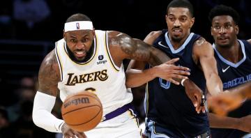 Lakers’ LeBron James listed as questionable Tuesday vs. Spurs