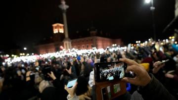 Poles protest strict abortion law after pregnant woman dies