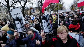 Poland tells doctors: Ailing women have abortion rights