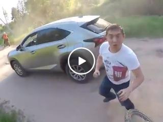 Road Raging idiot gets beat up, loses car (Video)