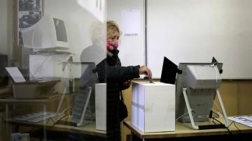 Bulgarians vote for president in runoff election