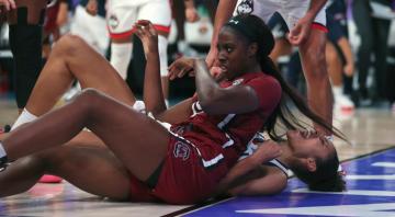 No. 1 South Carolina beats second-ranked UConn in early showdown
