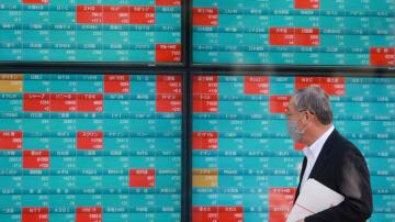 Asian stocks fall further after new virus variant spreads