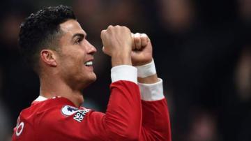 Man Utd 3-2 Arsenal: Cristiano Ronaldo passes 800 goals in win tinged with controversy