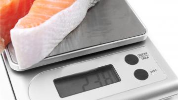 The Right Way to Use a Scale to Track What You Eat
