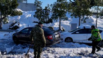 Greek army helps remove vehicles on snow-plagued road
