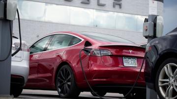Tesla recall: "Full Self-Driving" software runs stop signs