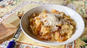 These Easy Cacio e Pepe Potato Chips Belong in Your Super Bowl Spread