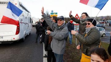 French convoys protesting virus rules move toward Paris