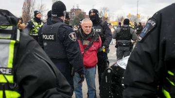Police arrest protesters who remained at US-Canada bridge