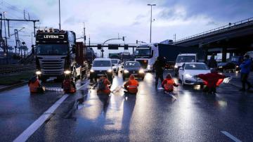 German officials condemn climate protests at roads, port