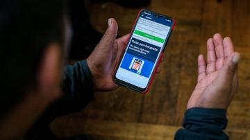 Deportation agents use smartphone app to monitor immigrants