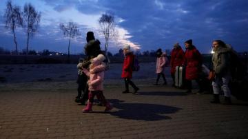 Ukraine refugees encouraged to find jobs as war exodus slows