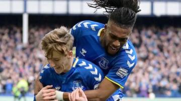 Everton 1-0 Manchester United: Anthony Gordon strike boosts Toffees' survival hopes