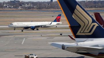 Delta loses $940 million in Q1, but bookings strengthen