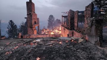 2 dead, more than 200 homes charred in New Mexico wildfire