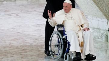 Aging pope urges elderly people to consider age a blessing