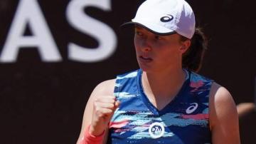 Italian Open: Iga Swiatek battles to victory over Victoria Azarenka in Rome