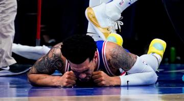 Report: 76ers’ Green leaves game with left knee injury after collision with Embiid